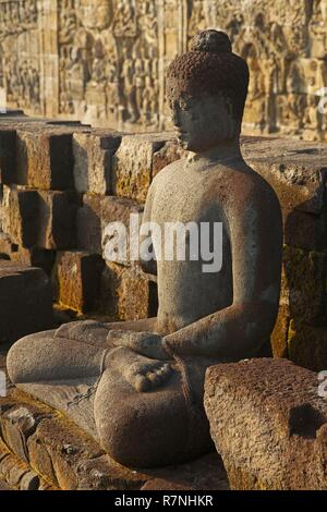 L'Indonésie, de Java, Borobudur, sculptées en pierre statue de Bouddha sur le plus grand temple bouddhiste dans le monde Banque D'Images