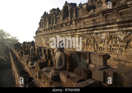 L'Indonésie, de Java, Borobudur, statues de Bouddha sculptées en pierre et des reliefs sur le plus grand temple bouddhiste dans le monde Banque D'Images