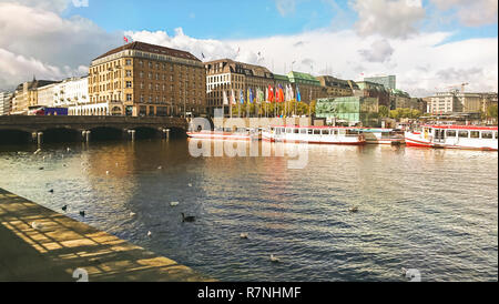 Vue sur le quai avec les navires debout sur le côté opposé de la rivière, un fragment du pont et une partie de la ville de Hambourg, Allemagne. Banque D'Images