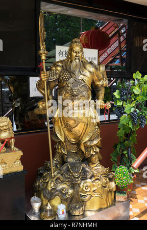 Sculpture en bronze de l'ancien guerrier-dieu Guan Yu affichés à l'extérieur d'un restaurant chinois à Pokhara, au Népal. Banque D'Images