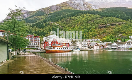 Odda est une ville dans le comté de Hordaland de la région de l'Hardanger, autour de la partie sud de Surfjorden en Norvège. Situé à proximité de Trolltunga. Banque D'Images