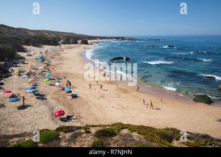 Vue sur la plage de Praia de Almograve aux bris de vagues de la mer de l'Atlantique, près de Almograve, Vila Nova de Milfontes, Alentejo, Portugal, Europe Banque D'Images