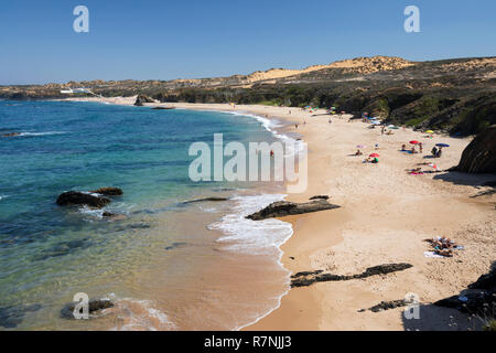 Vue sur la plage de Praia de Almograve aux bris de vagues de la mer de l'Atlantique, près de Almograve, Vila Nova de Milfontes, Alentejo, Portugal, Europe Banque D'Images