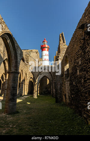 Le phare de Saint-Mathieu derrière les ruines de l'abbaye Saint-Mathieu de Fine-Terre à Brest (Finistère, France) Banque D'Images