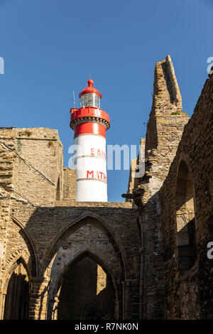 Le phare de Saint-Mathieu derrière les ruines de l'abbaye Saint-Mathieu de Fine-Terre à Brest (Finistère, France) Banque D'Images