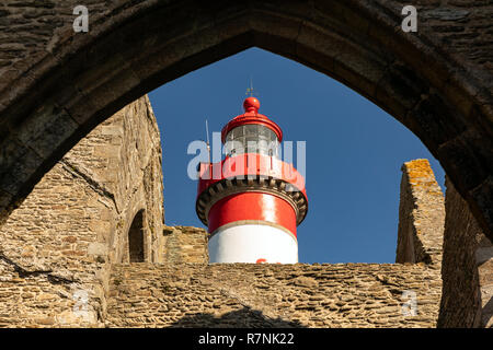 Le phare de Saint-Mathieu derrière les ruines de l'abbaye Saint-Mathieu de Fine-Terre à Brest (Finistère, France) Banque D'Images