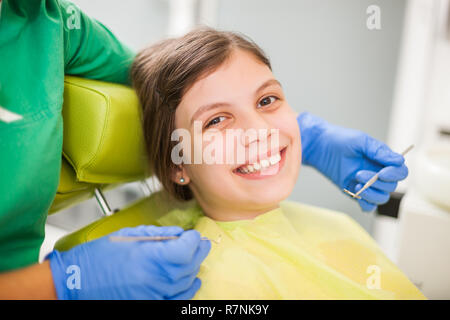 Petite fille est prête pour dentiste. Banque D'Images