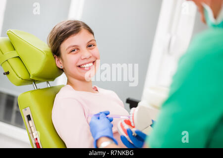 Dentiste est petite fille d'enseignement sur l'hygiène buccale. Banque D'Images