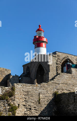 Le phare de Saint-Mathieu derrière les ruines de l'abbaye Saint-Mathieu de Fine-Terre à Brest (Finistère, France) Banque D'Images