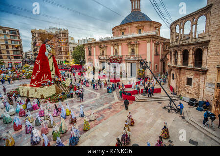 Fallas festival. Falleras offrant des fleurs à la Vierge. Valence. Communauté de Valence. L'Espagne. Patrimoine Culturel Immatériel de l'humanité. L'UNESCO Banque D'Images