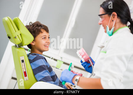 L'enseignement est dentiste petit garçon sur l'hygiène buccale. Banque D'Images