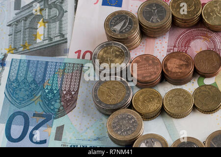 Tours de pièces en euro sous la forme d'un symbole de l'euro. Arrière-plan de billets en euros Banque D'Images