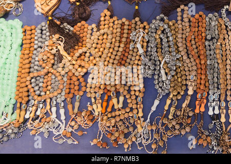 Tasbeeh Tasbih perles. Perles de la prière musulmane. Vente d'tasbeehs. Les opérations sur le marché en plein air avec chapelet Banque D'Images