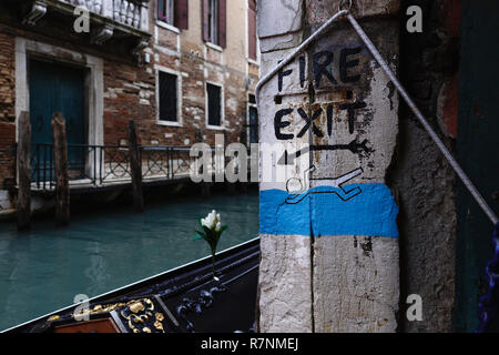 J'aime simple et des solutions évidentes. À Venise, dans l'Acqua Alta, librairie l'escalier de secours est simplement une porte qui mène directement à un canal. Libreria Banque D'Images