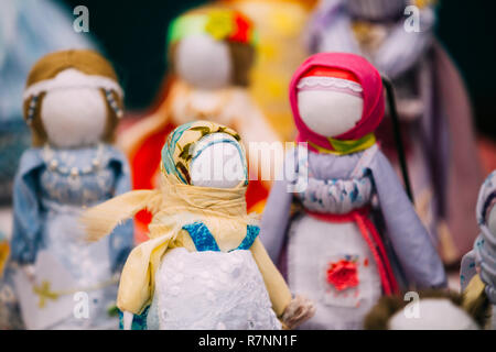 Minsk, Belarus - 23 juin 2018 : poupée folklorique russe. Poupées folkloriques traditionnelles nationales sont populaires de Souvenirs de la Russie Banque D'Images