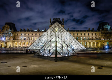 La pyramide du Louvre la nuit, Paris, France Banque D'Images