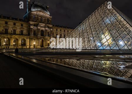 La pyramide du Louvre la nuit, Paris, France Banque D'Images