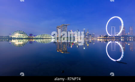 Singapour, 30 Oct 2018 : un lever de soleil vue sur l'horizon de la baie Marina, avec le Jardin de dômes, l'hôtel Marina Bay Sands et le flyer volant à Singapour. Banque D'Images
