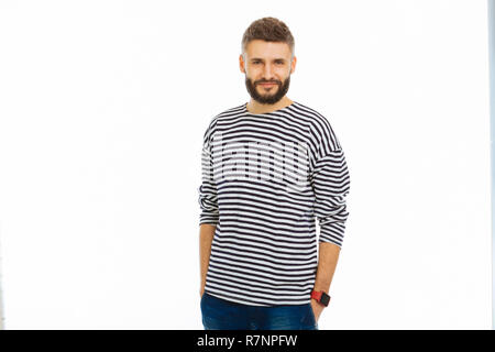 Beau jeune homme barbu souriant pour vous Banque D'Images