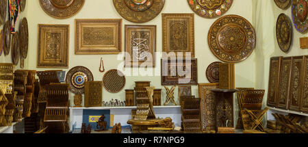Store d'rihals ingénieux. Livre en bois se tient à Boukhara, Ouzbékistan. Holly Quran Kuran Coran livre est porteur de souvenirs. Belles oeuvres d'art, sculptée Banque D'Images