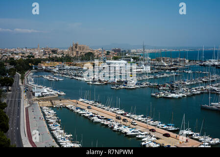 Les marinas à proximité du Paseo Maritimo de Palma de Majorque, Iles Baléares, Espagne. La cathédrale de la ville peut être vu dans le diatance. Banque D'Images