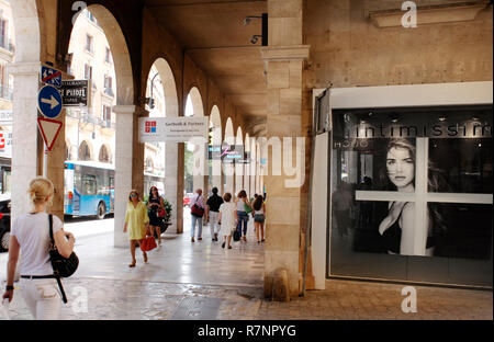 Visiteurs de la cool arcades de la Avinguda Rei Jaume III, l'un des principaux quartiers commerçants de Palma de Mallorca, Espagne Banque D'Images