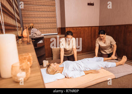 Deux masseuses professionnelles qui travaillent ensemble dans le spa Banque D'Images