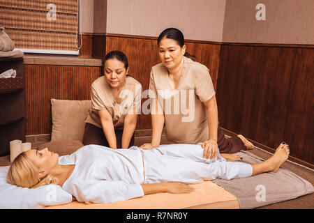 Les femmes asiatiques agréable travaillant comme masseuses dans le salon Banque D'Images