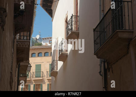 Balcons sur les étages supérieurs des bâtiments dans la Calle de la Portella, Palma de Mallorca, Espagne. Banque D'Images