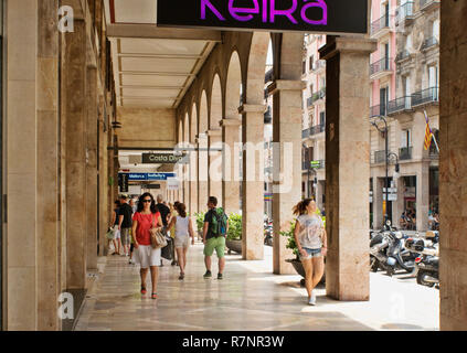 Visiteurs de la cool arcades de la Avinguda Rei Jaume III, l'un des principaux quartiers commerçants de Palma de Mallorca, Espagne Banque D'Images