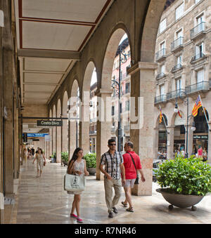 Visiteurs de la cool arcades de la Avinguda Rei Jaume III, l'un des principaux quartiers commerçants de Palma de Mallorca, Espagne Banque D'Images