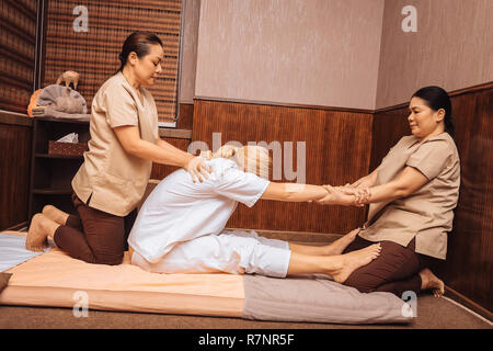 Masseuses Asiatiques qualifiés professionnels travaillant en paire Banque D'Images