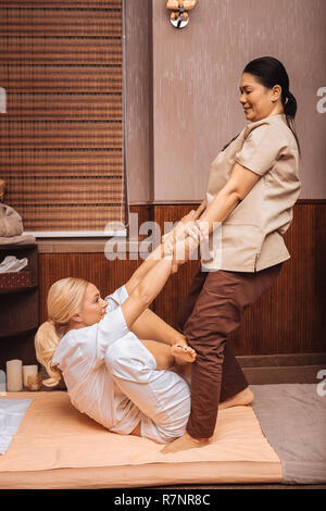 Belle Jeune femme tenant ses mains masseuses Banque D'Images