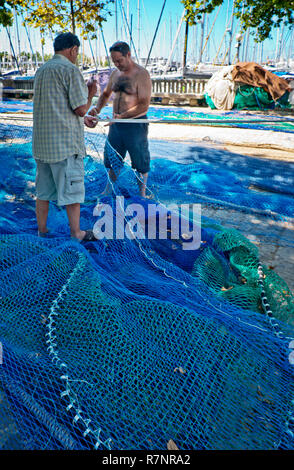Raccommodage des filets de pêche à Palma de Majorque, Espagne Banque D'Images
