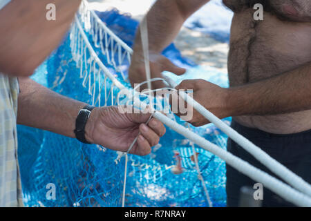 Raccommodage des filets de pêche à Palma de Majorque, Espagne Banque D'Images