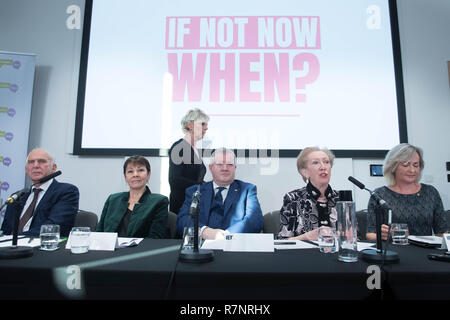 (De gauche à droite) Vince Cable, Caroline Lucas, Ian Blackford, Margaret Beckett, Liz Saville Roberts et Anna Soubry (debout) lors d'une conférence de presse à Londres discuter pourquoi ils estiment que Brexit plans devraient être soumises à un vote public. Banque D'Images