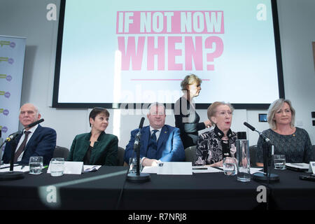 (De gauche à droite) Vince Cable, Caroline Lucas, Ian Blackford, Margaret Beckett, Liz Saville Roberts et Anna Soubry (debout) lors d'une conférence de presse à Londres discuter pourquoi ils estiment que Brexit plans devraient être soumises à un vote public. Banque D'Images