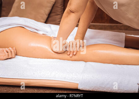 Close up de mains masseuses qualifiés professionnels Banque D'Images