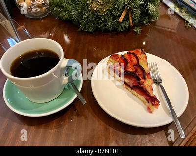 Damson Plum Cake Tart servis au Café / Concept de Noël sur la surface en bois. Banque D'Images