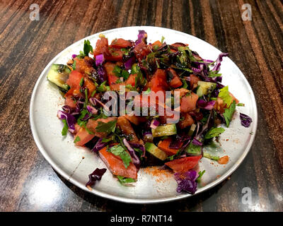 Kebab turc avec tomates, salade de chou rouge. La nourriture traditionnelle. Banque D'Images