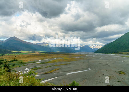 Sombres nuages sur la vallée entre les montagnes, arthurs pass, Nouvelle-Zélande Banque D'Images