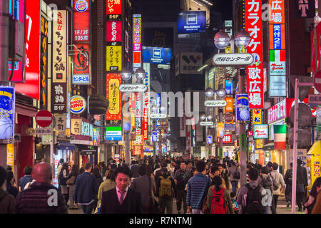 Tokyo, Japon - 6 novembre 2015 : Les piétons promenez-vous sur Shibuya Cener-gai le 6 novembre à Tokyo, Japon, 2015 . Région est une destination populaire pour le SAF Banque D'Images