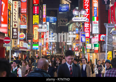 Les piétons à Shibuya Cener-gai, Tokyo, Japon Banque D'Images