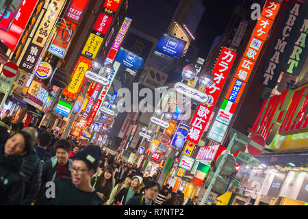 Les piétons à Shibuya Cener-gai, Tokyo, Japon Banque D'Images