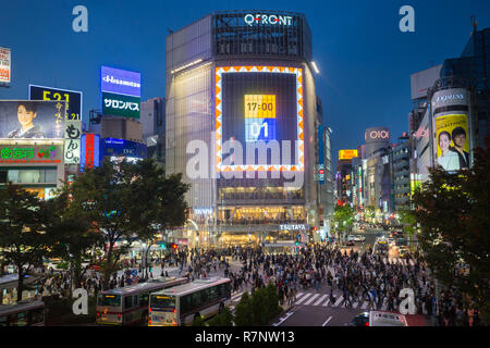 Les piétons au croisement de Shibuya, Tokyo, Japon Banque D'Images