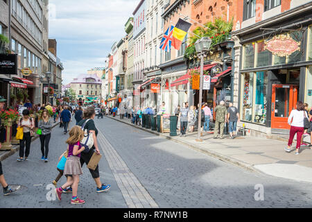 La ville de Québec, Canada - 5 août 2015:les gens et les touristes se promener dans les rues pittoresques de la ville de Québec lors d'un matin d'été. Ici nous sommes sur rue Banque D'Images