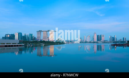 Singapour, 30 Oct 2018 : un lever de soleil vue sur l'horizon de la baie Marina, avec le Jardin de dômes, l'hôtel Marina Bay Sands et le flyer volant à Singapour. Banque D'Images