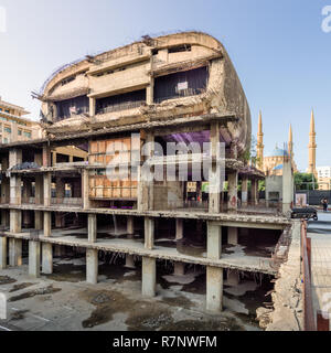 Beyrouth, Liban - 13 octobre 2018 : l'Oeuf abandonnés salle de cinéma est ouverte au public pour une exposition artistique. L'inachevé bâtiment ravagé par la guerre a devenir Banque D'Images