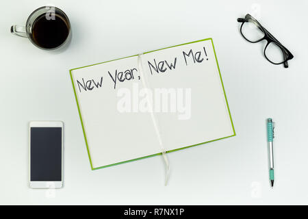 Nouvelle année, nouveau concept de moi. Vue de dessus de l'ouverture exemplaire livre sur table blanc avec '2019' écrit en c Banque D'Images