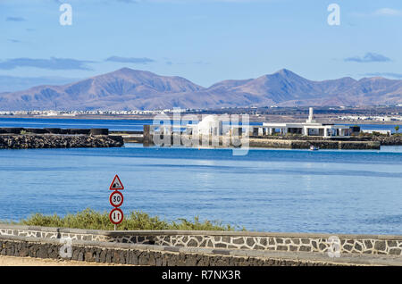 Arrecife, Espagne - 5 novembre, 2018 : vue sur la petite île abandonnés Islote de Fermina de Calle Punta de la Lagarta aux volcans de Lanzarote Banque D'Images